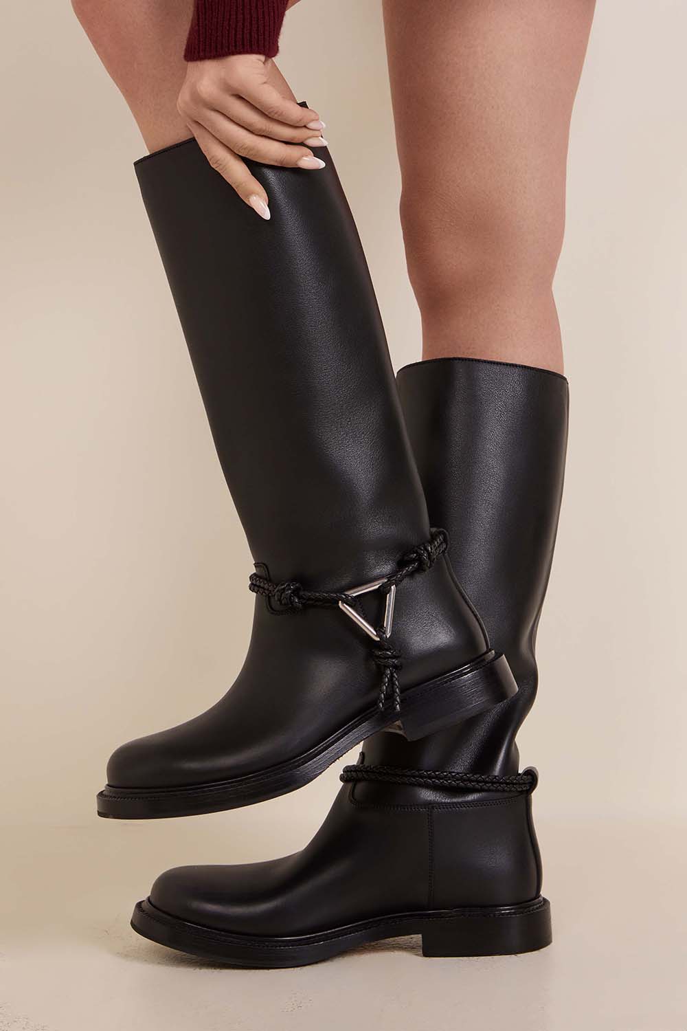 תמונת כל הלוק של מגפי ברך ג'יימס